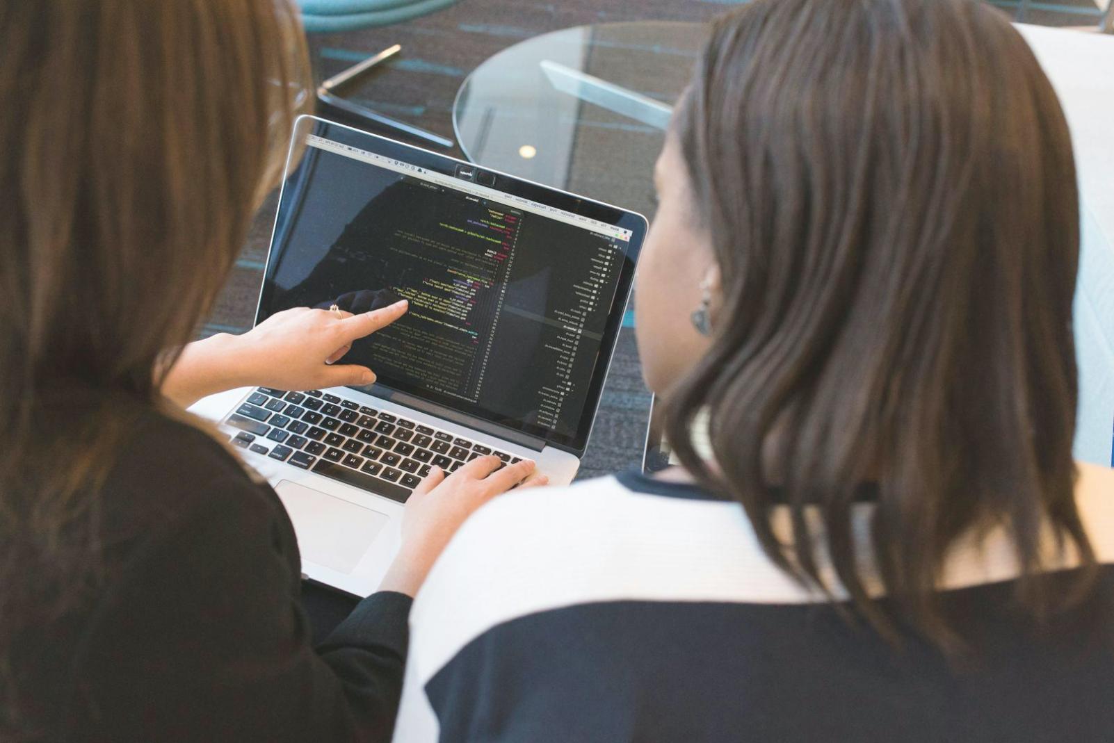 Profesionales revisando datos de mercado en oficina moderna